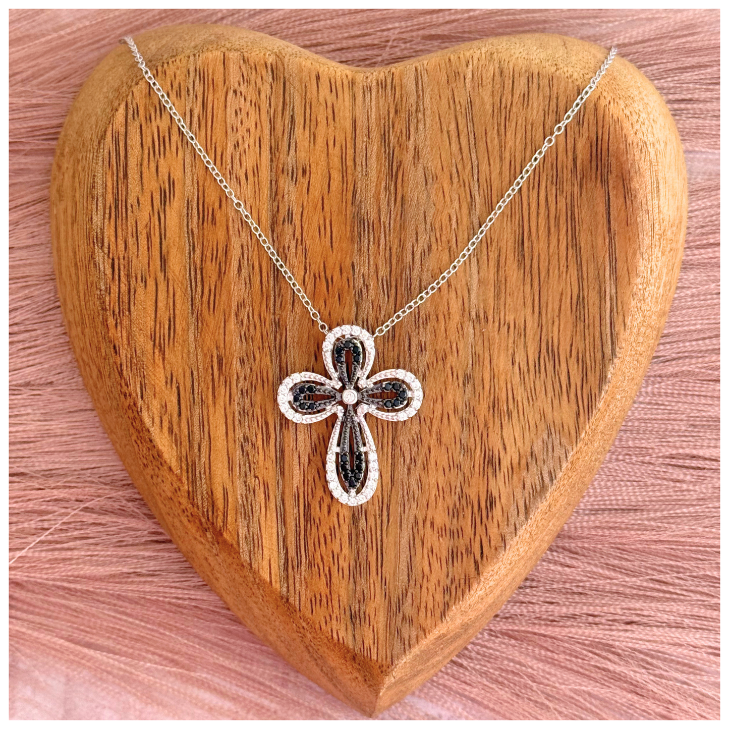 CADENA CON CRUZ CALADA EN CIRCONIA BLANCA Y NEGRA PLATA .925 RODIO