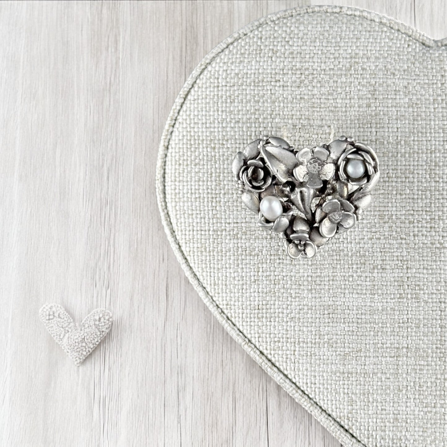 ANILLO CORAZON FLORES PERLA PLATA .925