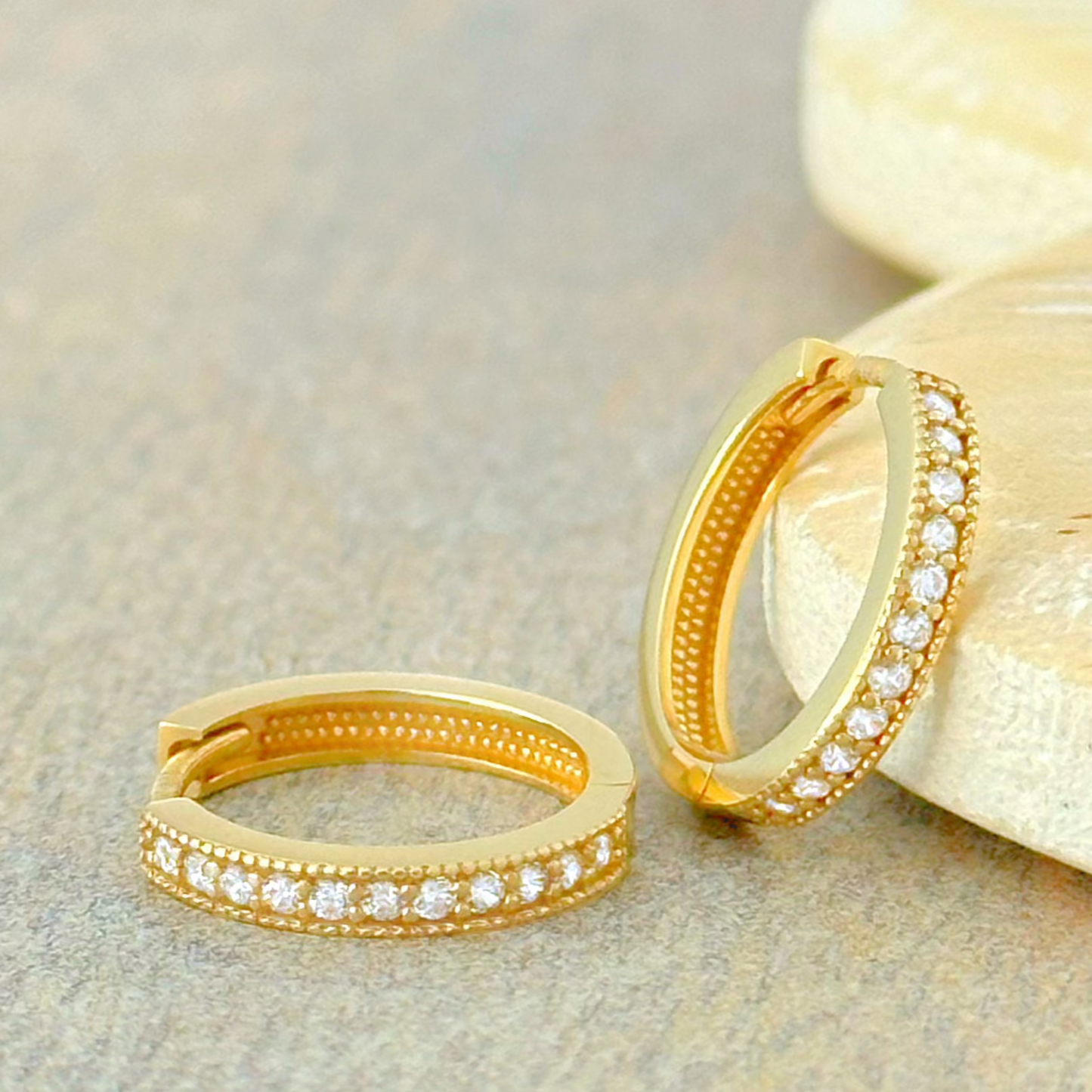 HUGIE LINEA PAVE ZIRCONIA ORO 10K