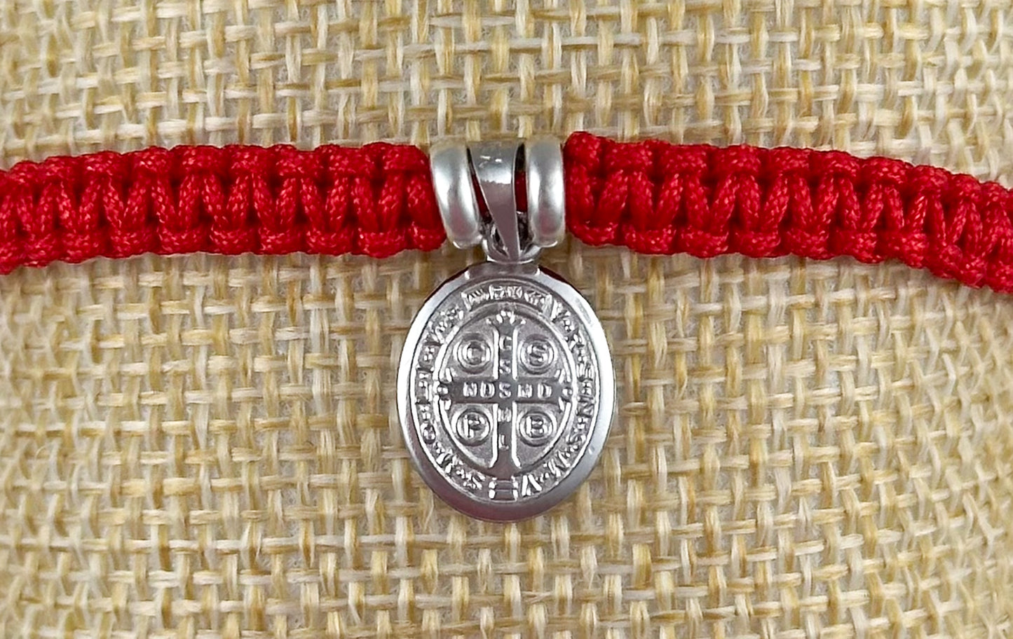PULSERA MEDALLA OVAL SAN BENITO PLATA .925 TEJIDA ROJA