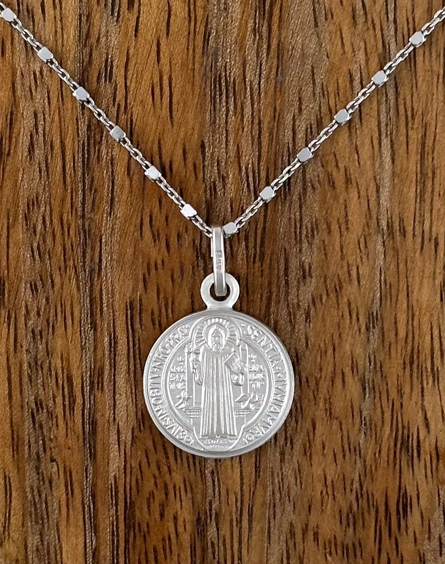 COLLAR MEDALLA SAN BENITO CADENA ALTERNADA PLATA RODIO .925