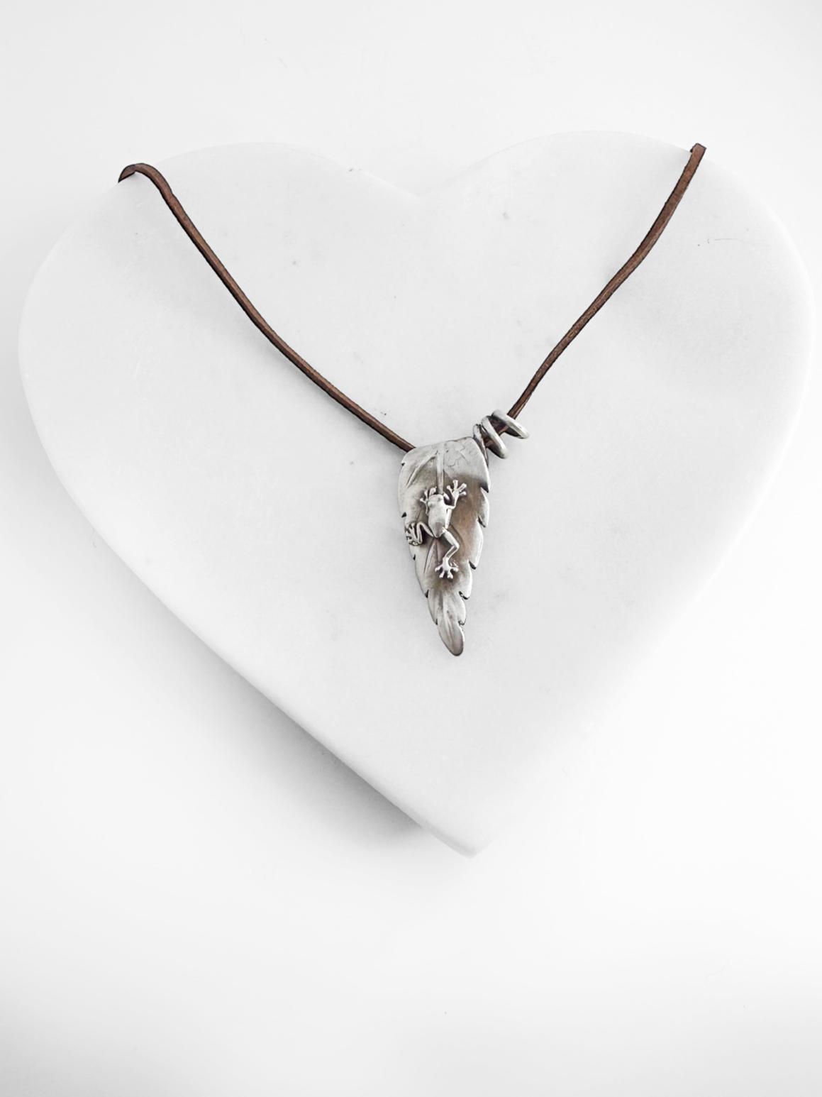 DIJE HOJA RANA PLATA .925