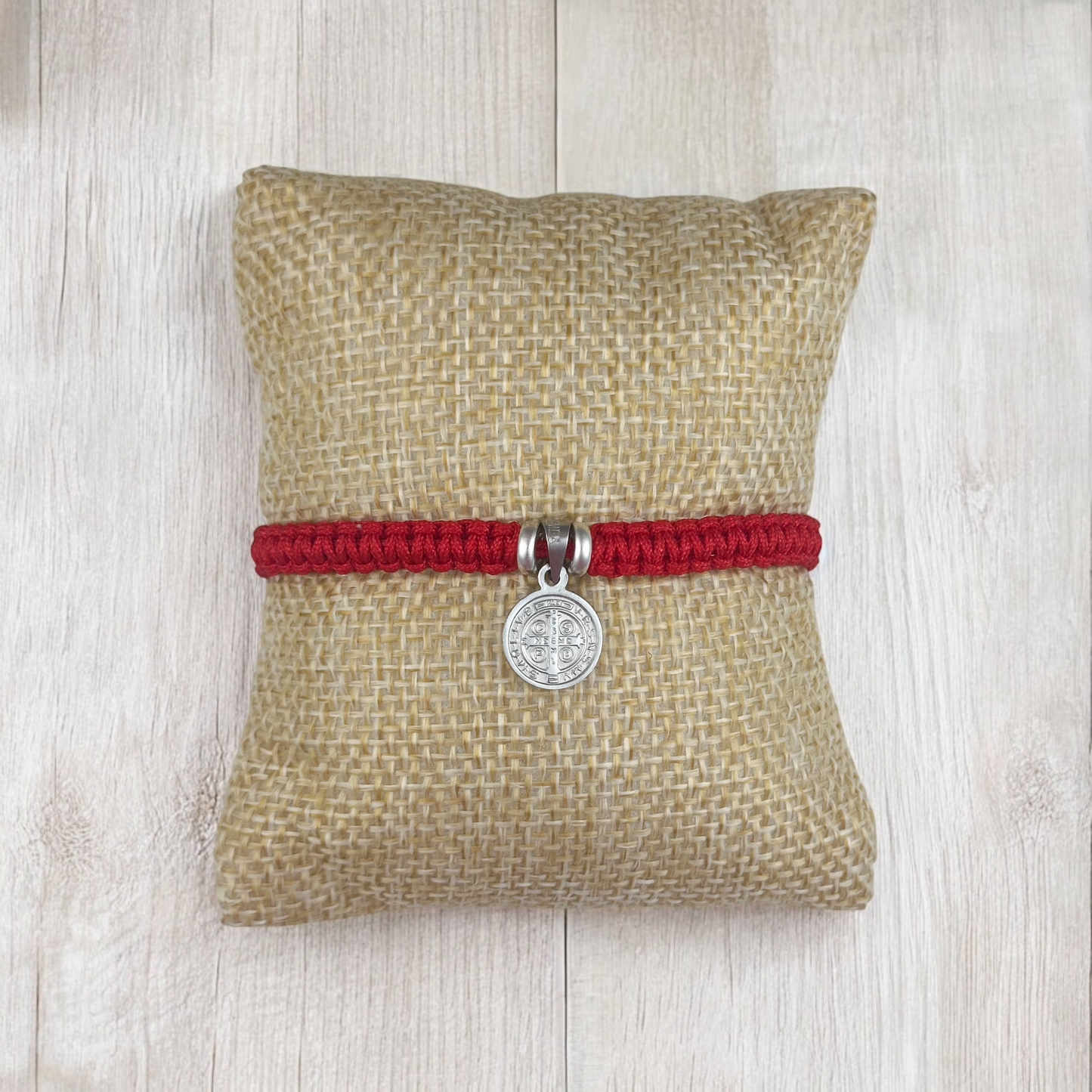 PULSERA MEDALLA SAN BENITO 1 PLATA .925 TEJIDA ROJA
