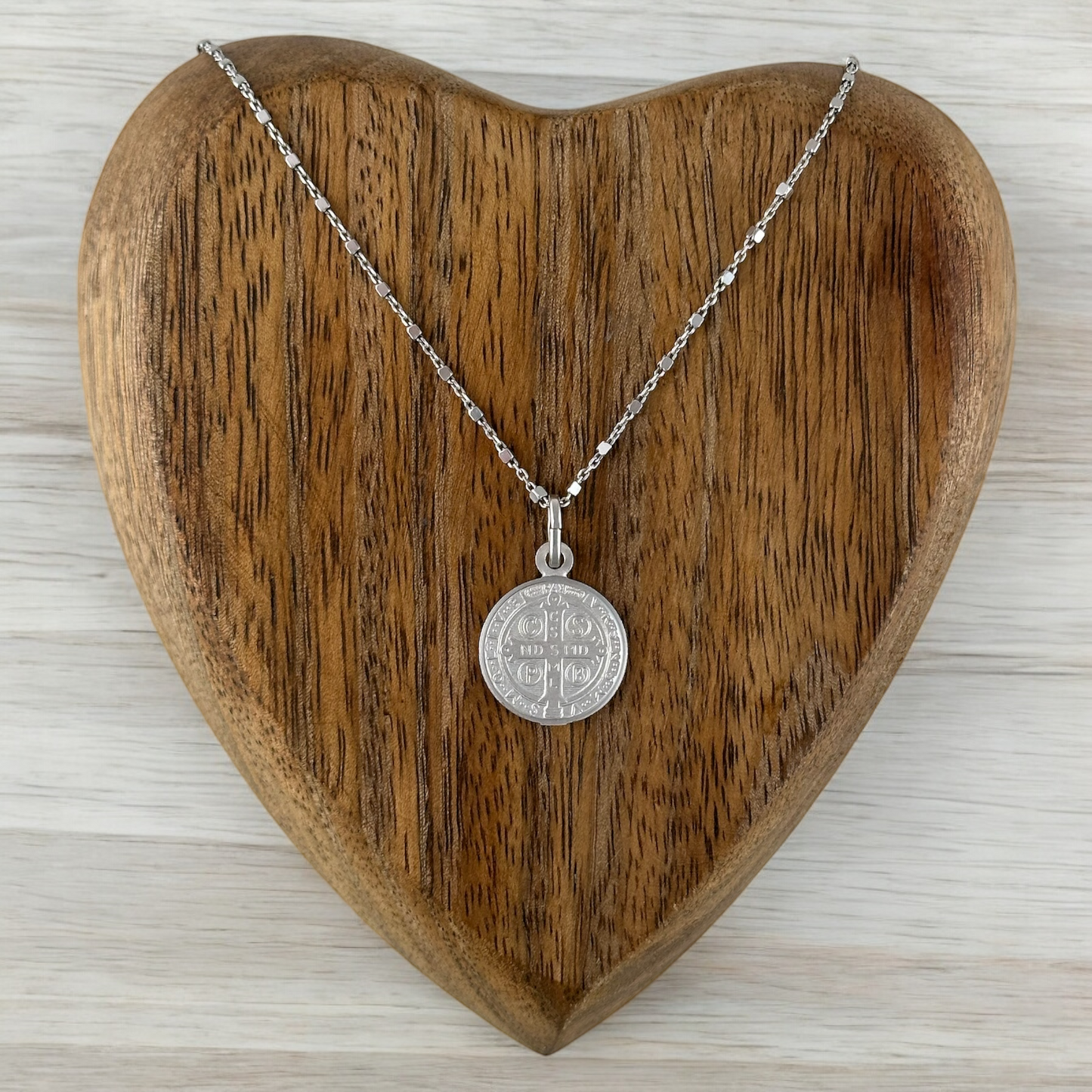 COLLAR MEDALLA SAN BENITO CADENA ALTERNADA PLATA RODIO .925
