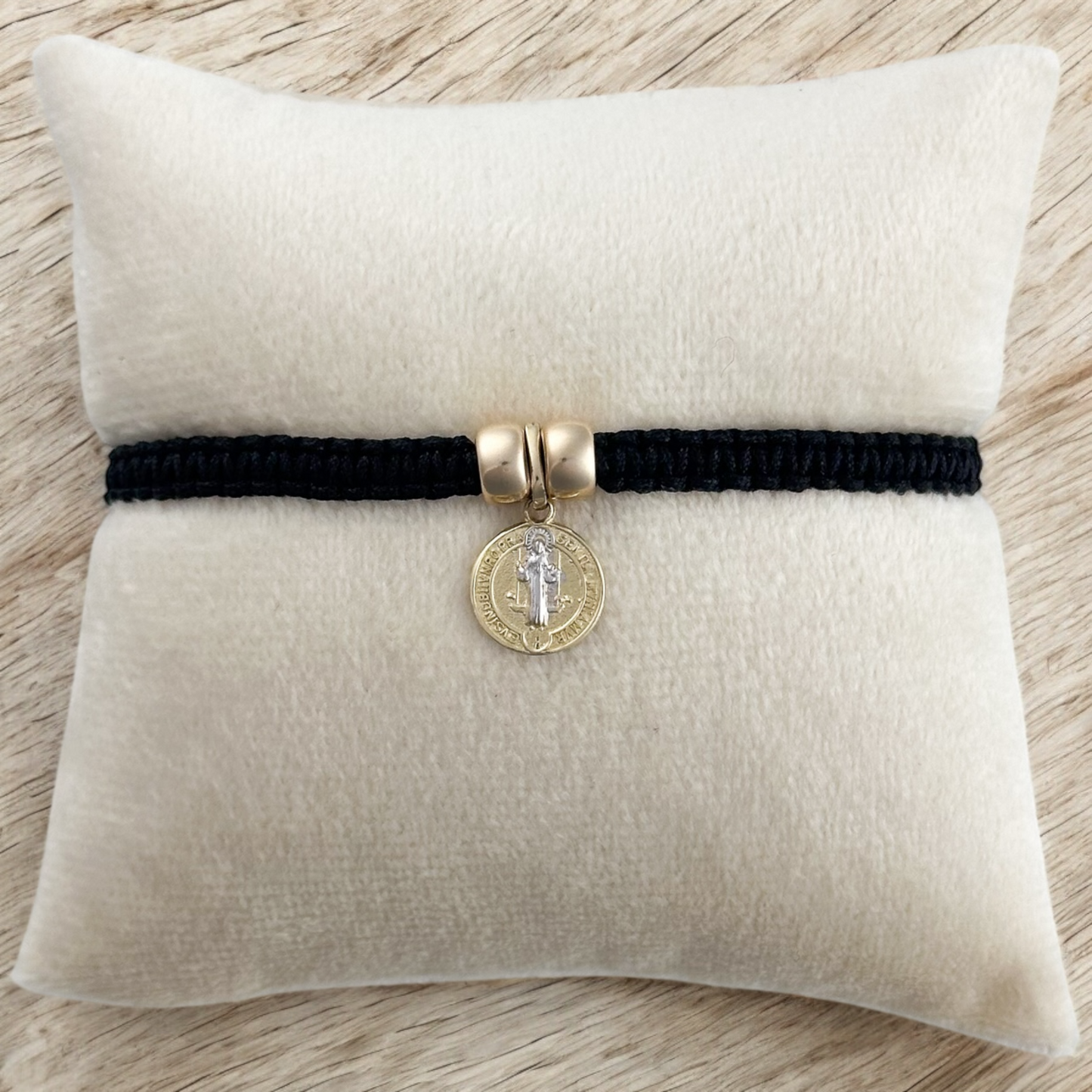 PULSERA MEDALLA SAN BENITO 1 ORO 10K TEJIDA NEGRA