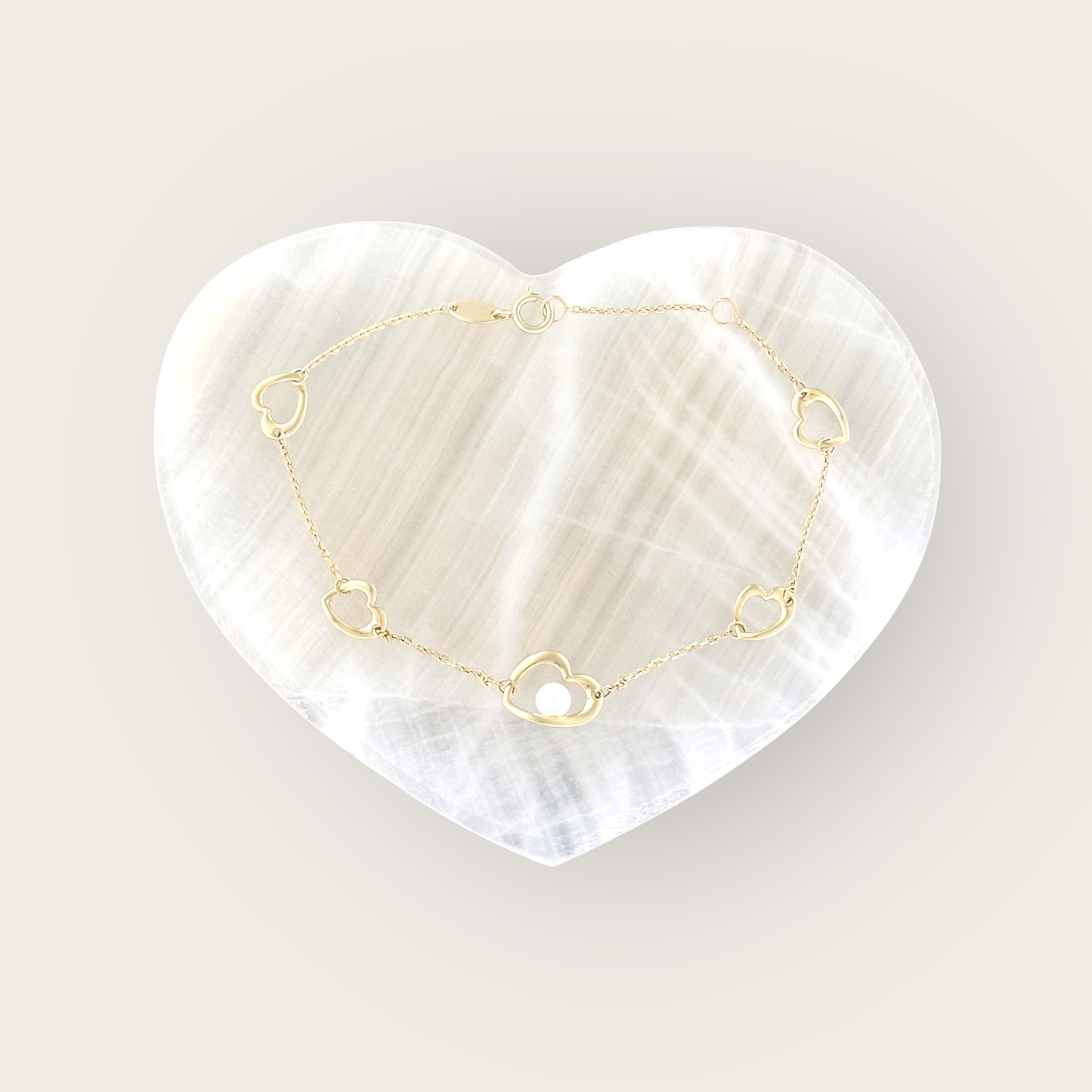 PULSERA CORAZONES PERLA ORO 10K