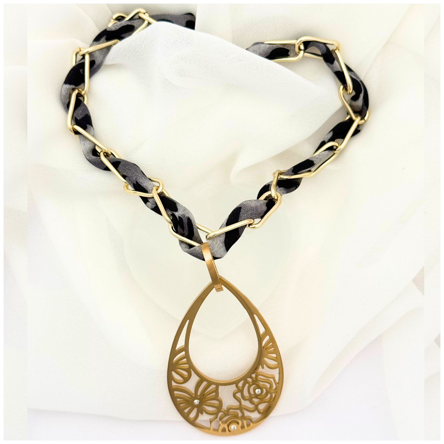 GARGANTILLA OVAL FLORES ACERO DORADO