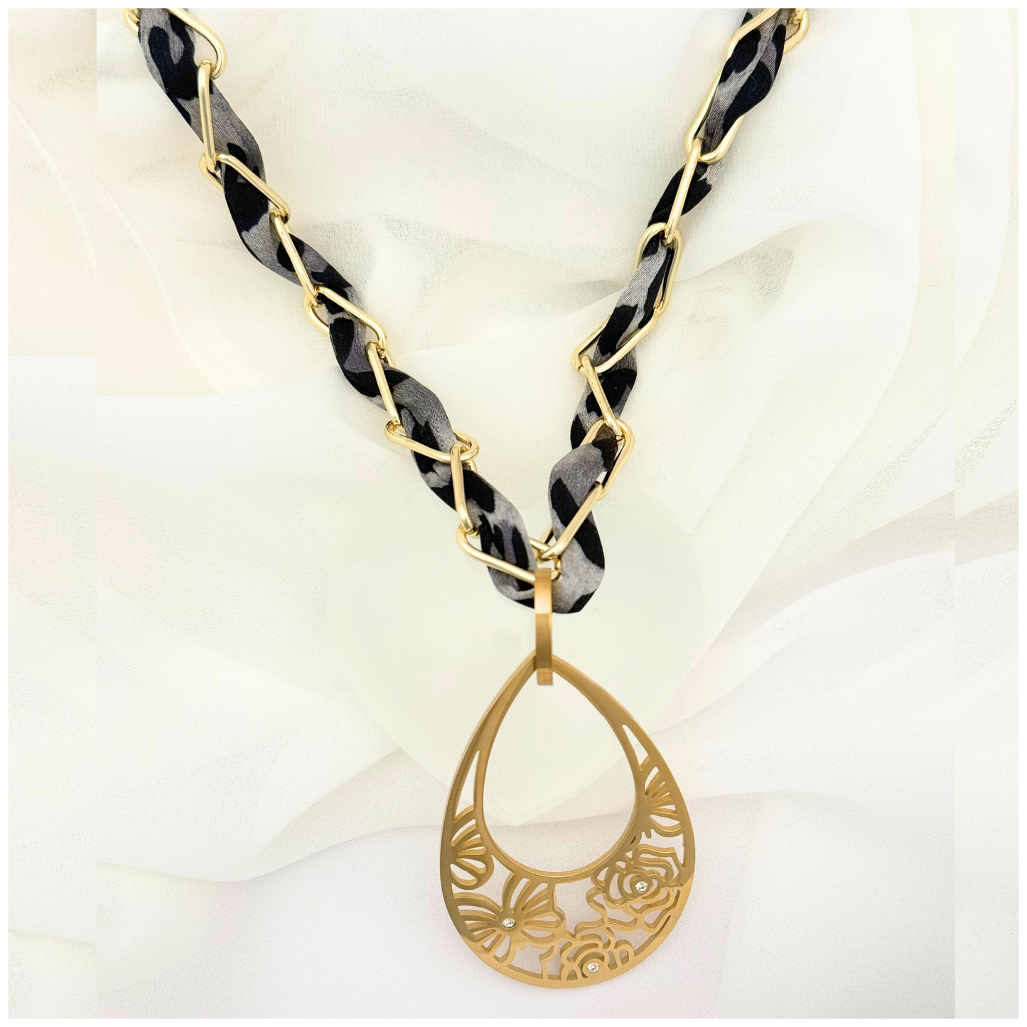 GARGANTILLA OVAL FLORES ACERO DORADO