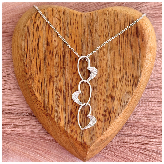 CADENA CON DIJE  TRES CORAZONES CON CIRCONIA PLATA .925 RODIO