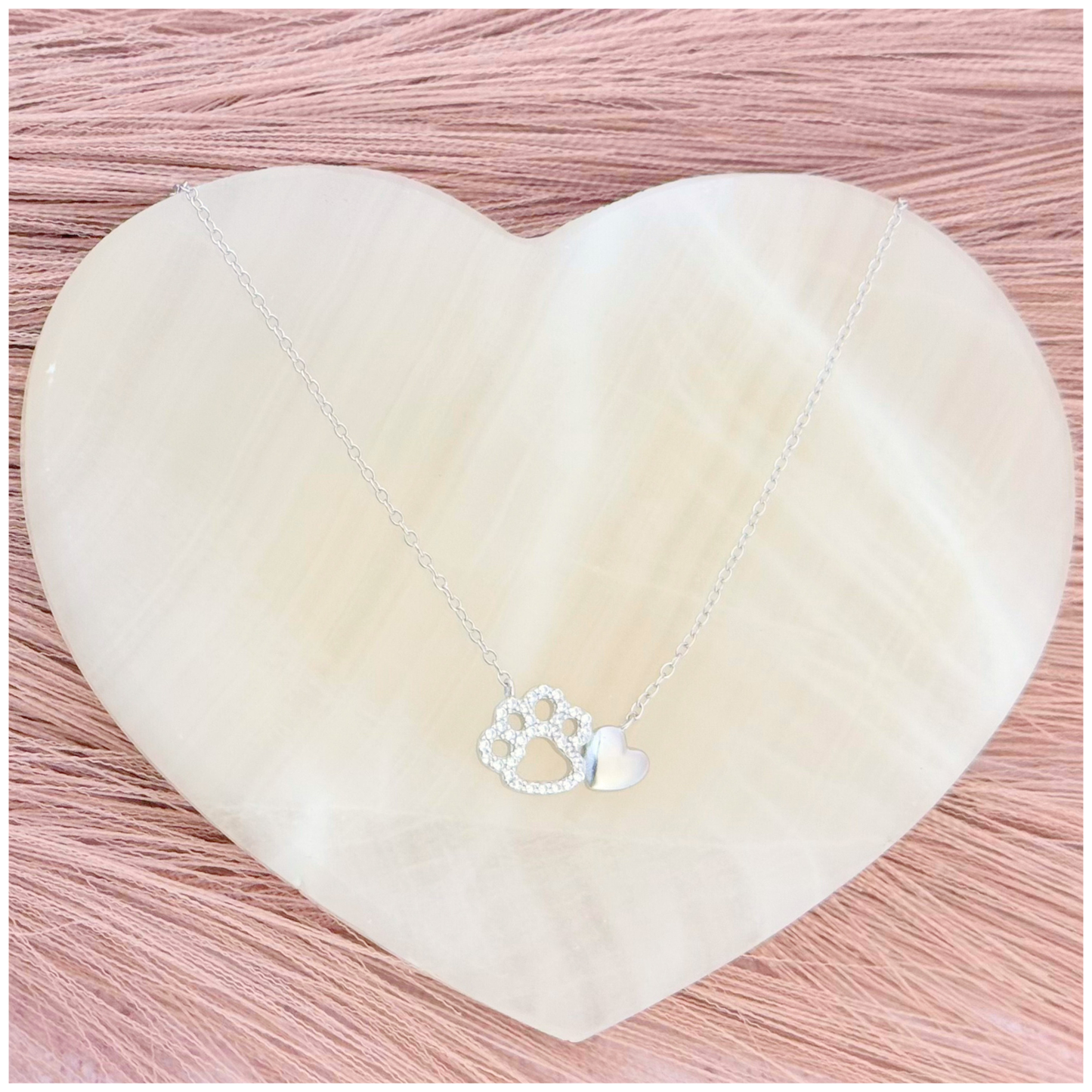 CADENA CON DIJE DE HUELLA DE PERRITO Y CORAZON LISO PLATA .925 RODIO