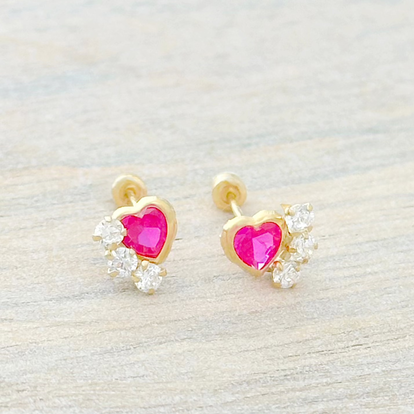 BROQUEL CORAZON ROJO BISEL TRES ZIRCONIAS ORO 10K