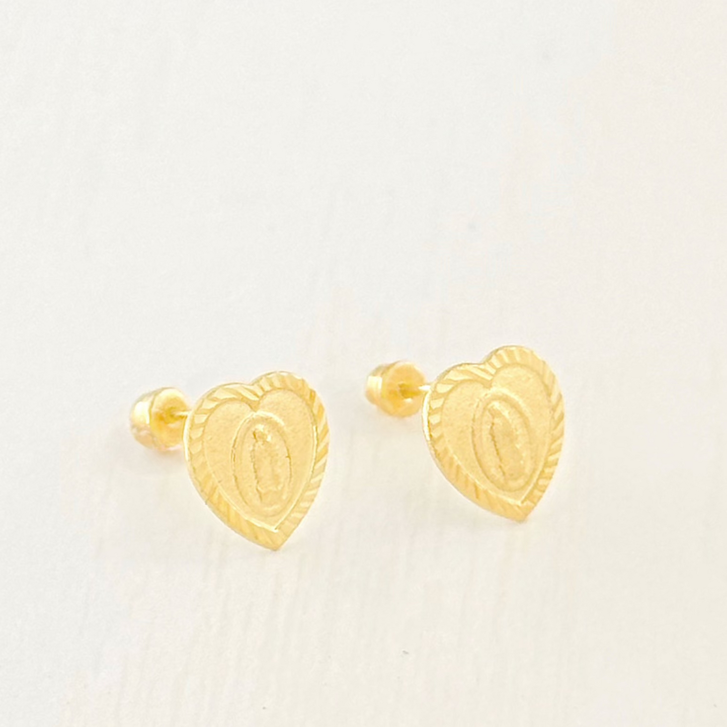 BROQUEL VIRGEN DE GUADALUPE CORAZON MATE ORO 10K