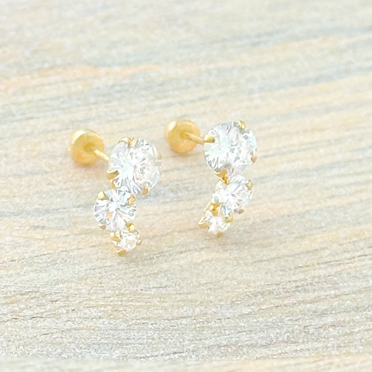 BROQUEL TRES ZIRCONIAS ORO 10K