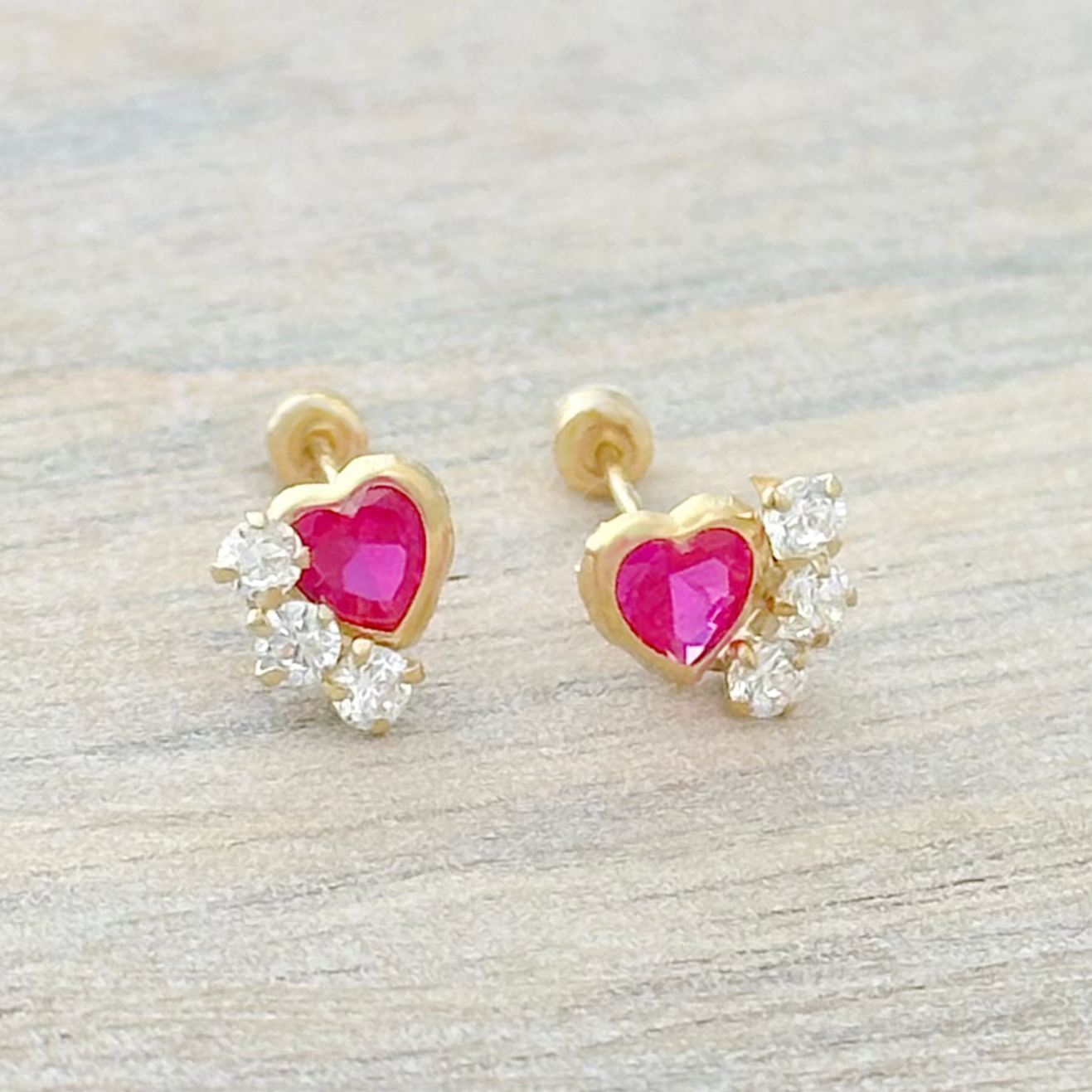 BROQUEL CORAZON ROJO BISEL TRES ZIRCONIAS ORO 10K