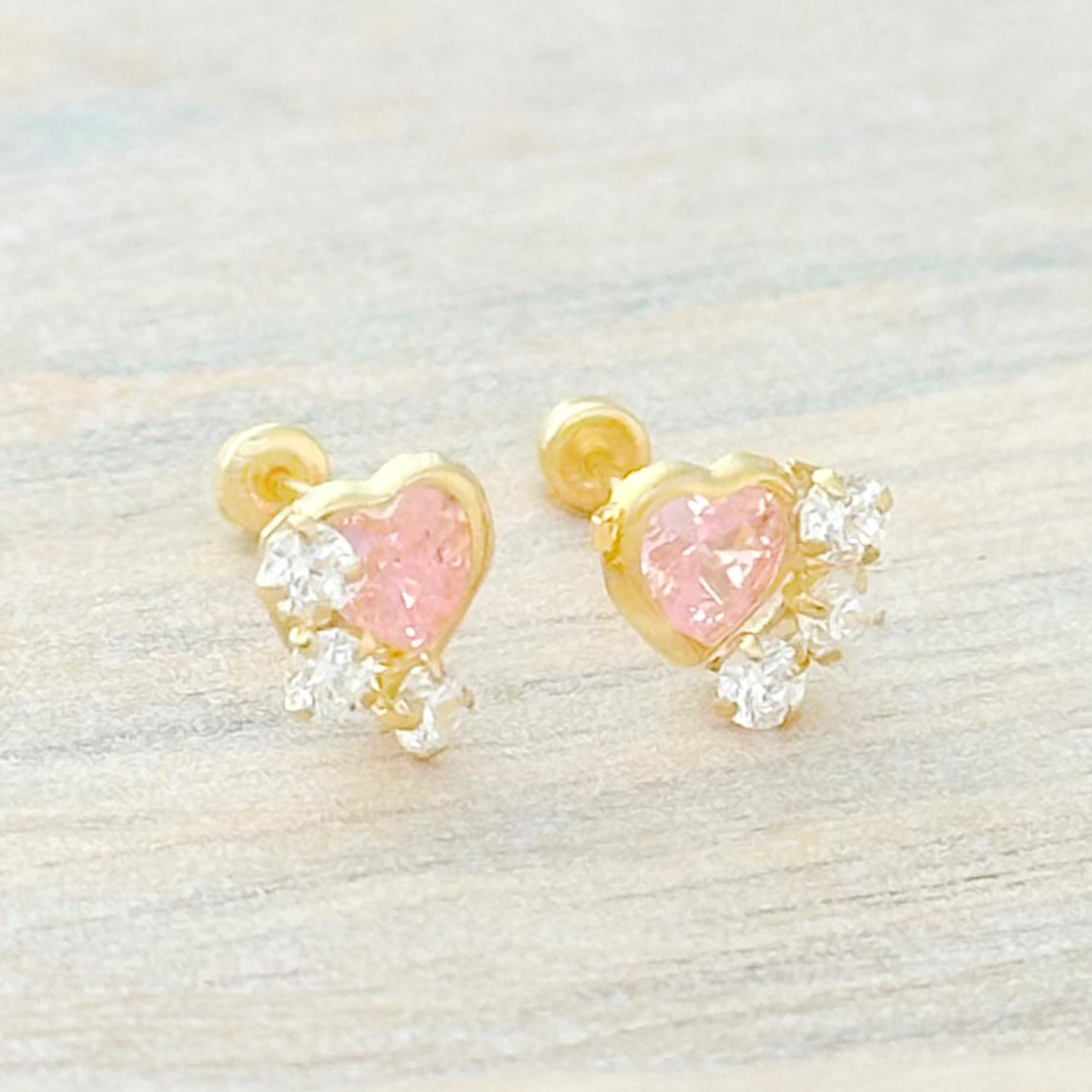 BROQUEL CORAZON ROSA BISEL 3 ZIRCONIAS ORO 10K