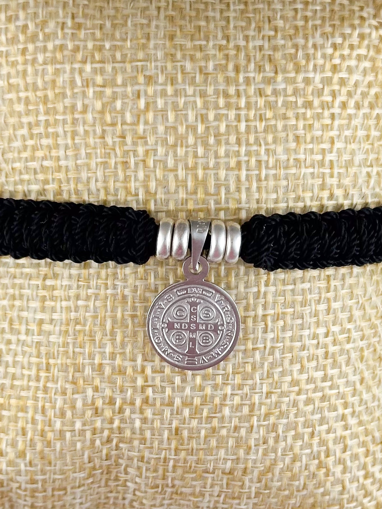 PULSERA MEDALLA SAN BENITO 2 PLATA .925 TEJIDA NEGRA