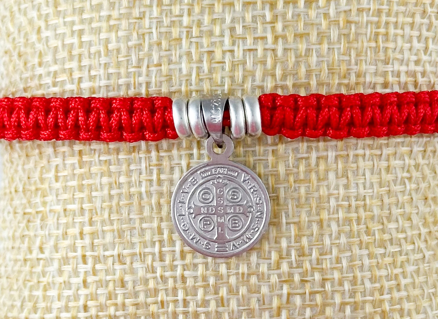 PULSERA MEDALLA SAN BENITO 2 PLATA .925 TEJIDA ROJA
