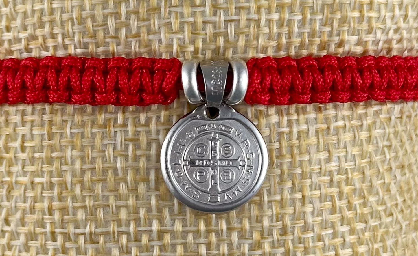 PULSERA MEDALLA SAN BENITO B 2  PLATA .925 TEJIDA ROJA