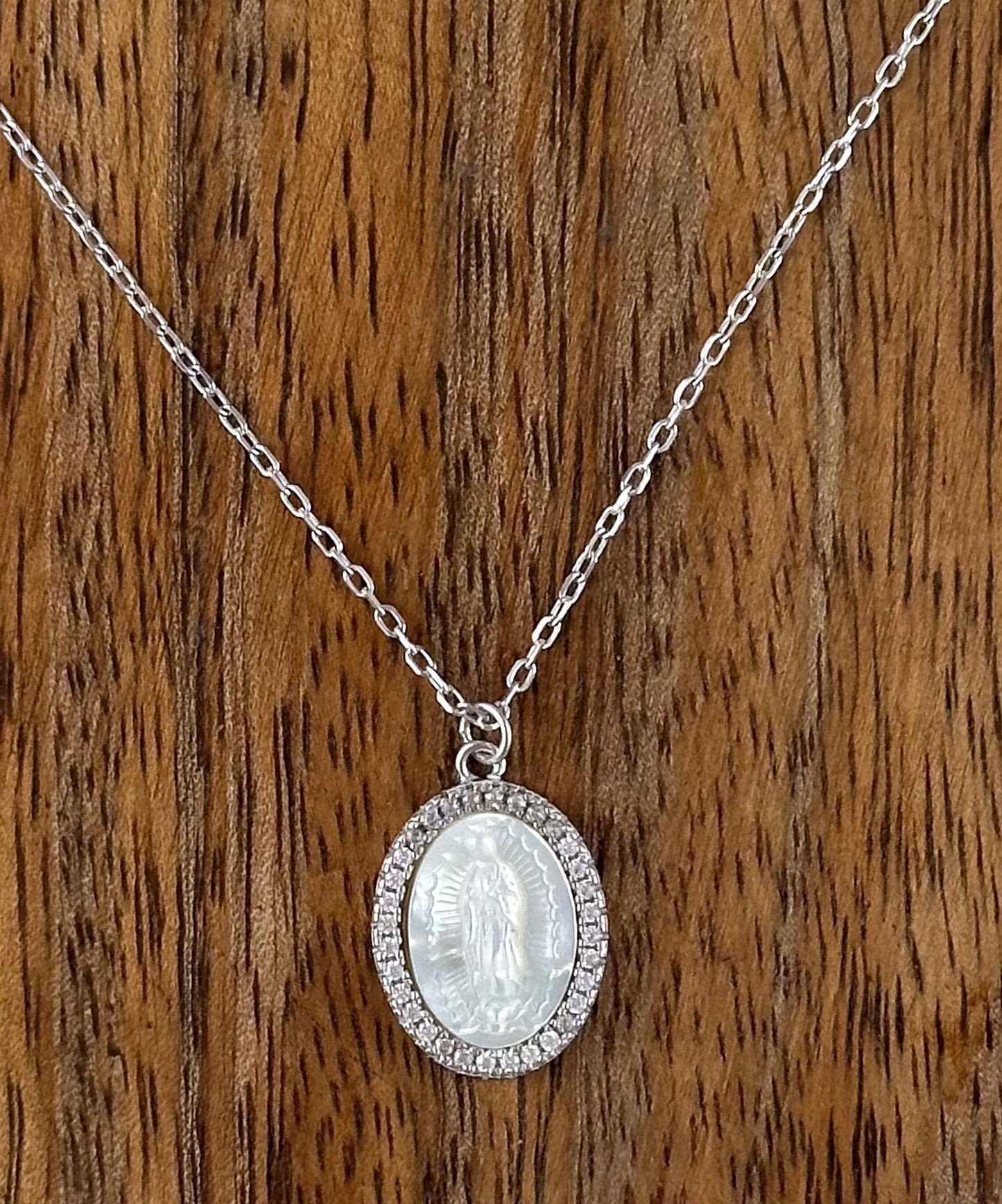COLLAR MEDALLA OVAL VIRGEN DE GUADALUPE PERLA CIRCONIA PLATA RODIO .925