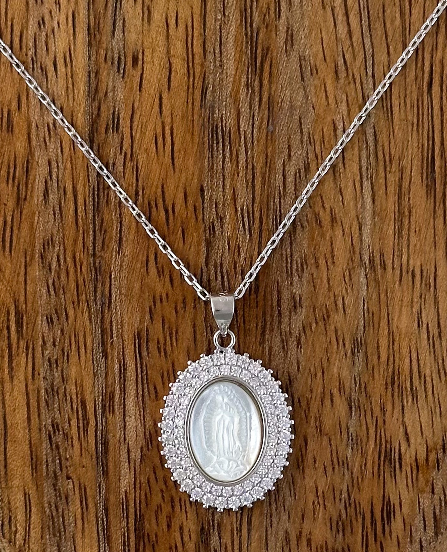 COLLAR VIRGEN DE GUADALUPE OVAL PERLA CIRCONIAS PLATA RODIO .925