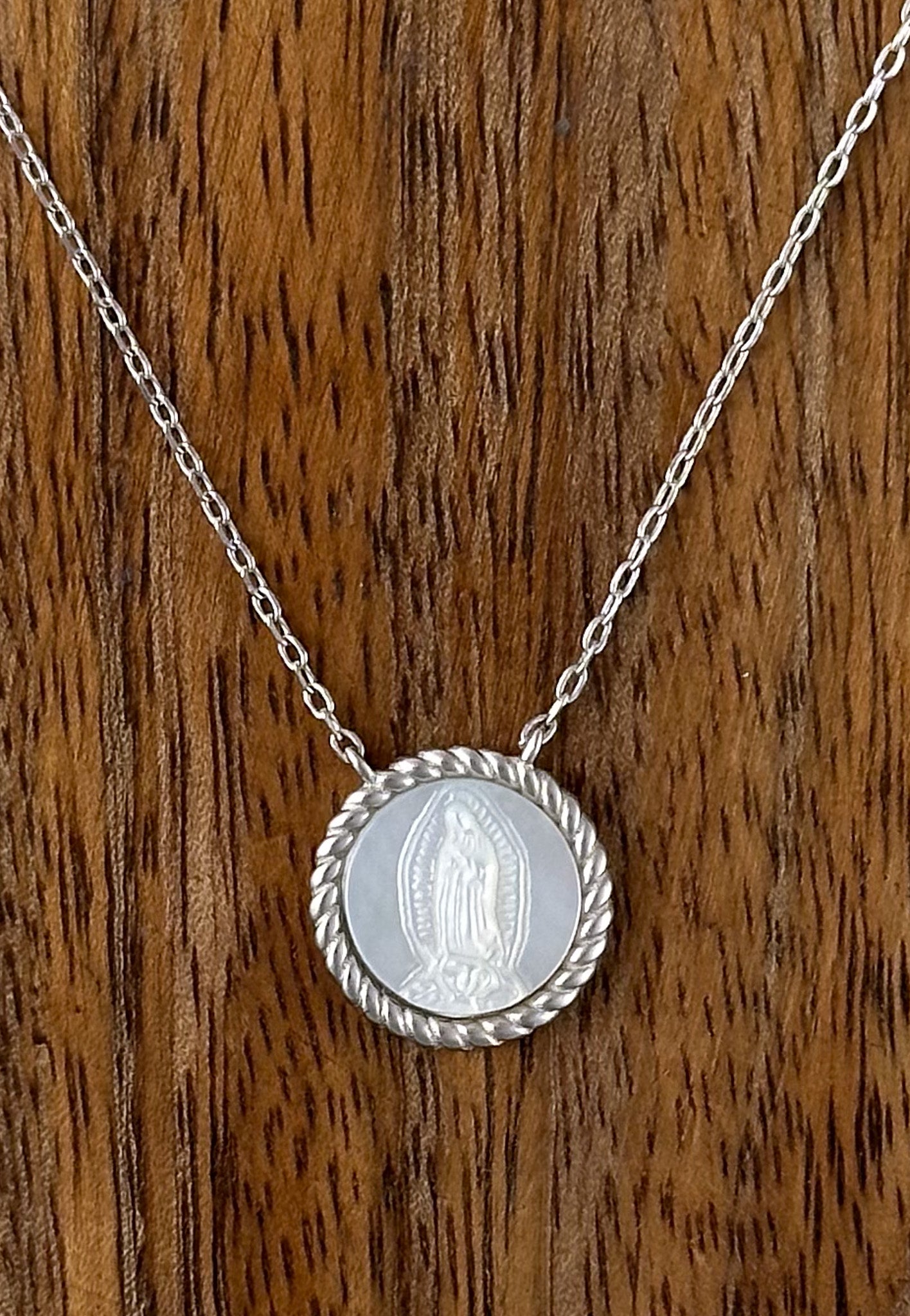 COLLAR MEDALLA PERLA VIRGEN DE GUADALUPE RED PLATA RODIO .925