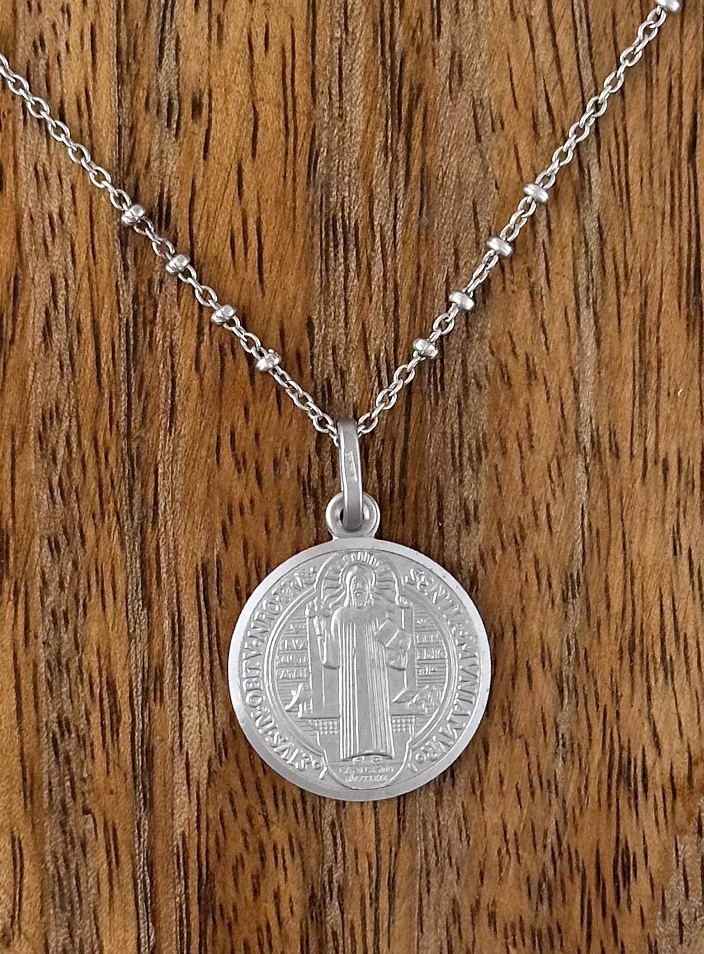 COLLAR MEDALLA SAN BENITO CADENA ALTERNADA PLATA RODIO .925