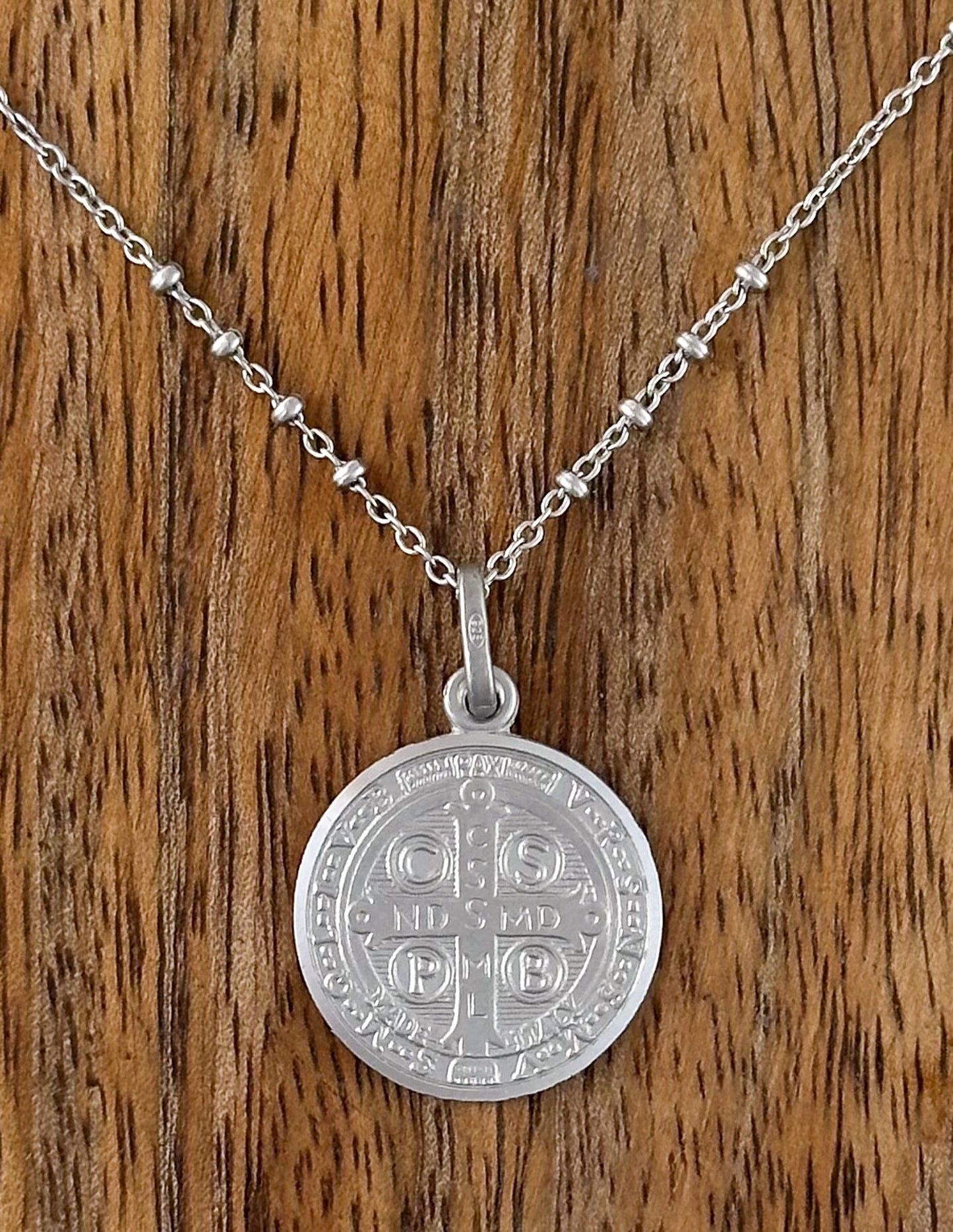 COLLAR MEDALLA SAN BENITO CADENA ALTERNADA PLATA RODIO .925