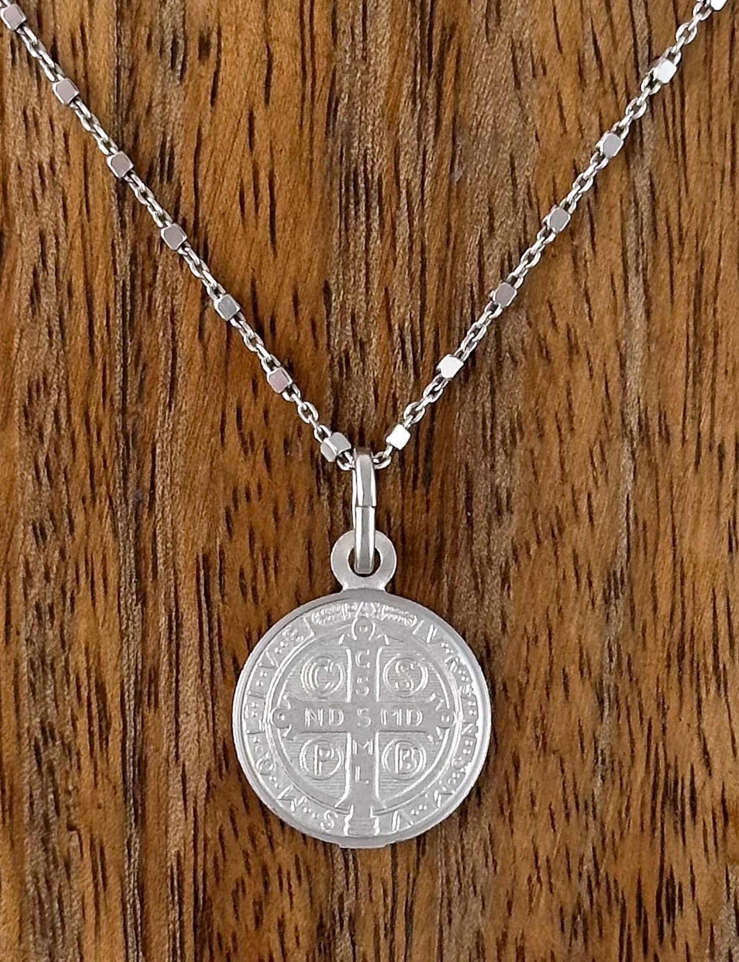 COLLAR MEDALLA SAN BENITO CADENA ALTERNADA PLATA RODIO .925