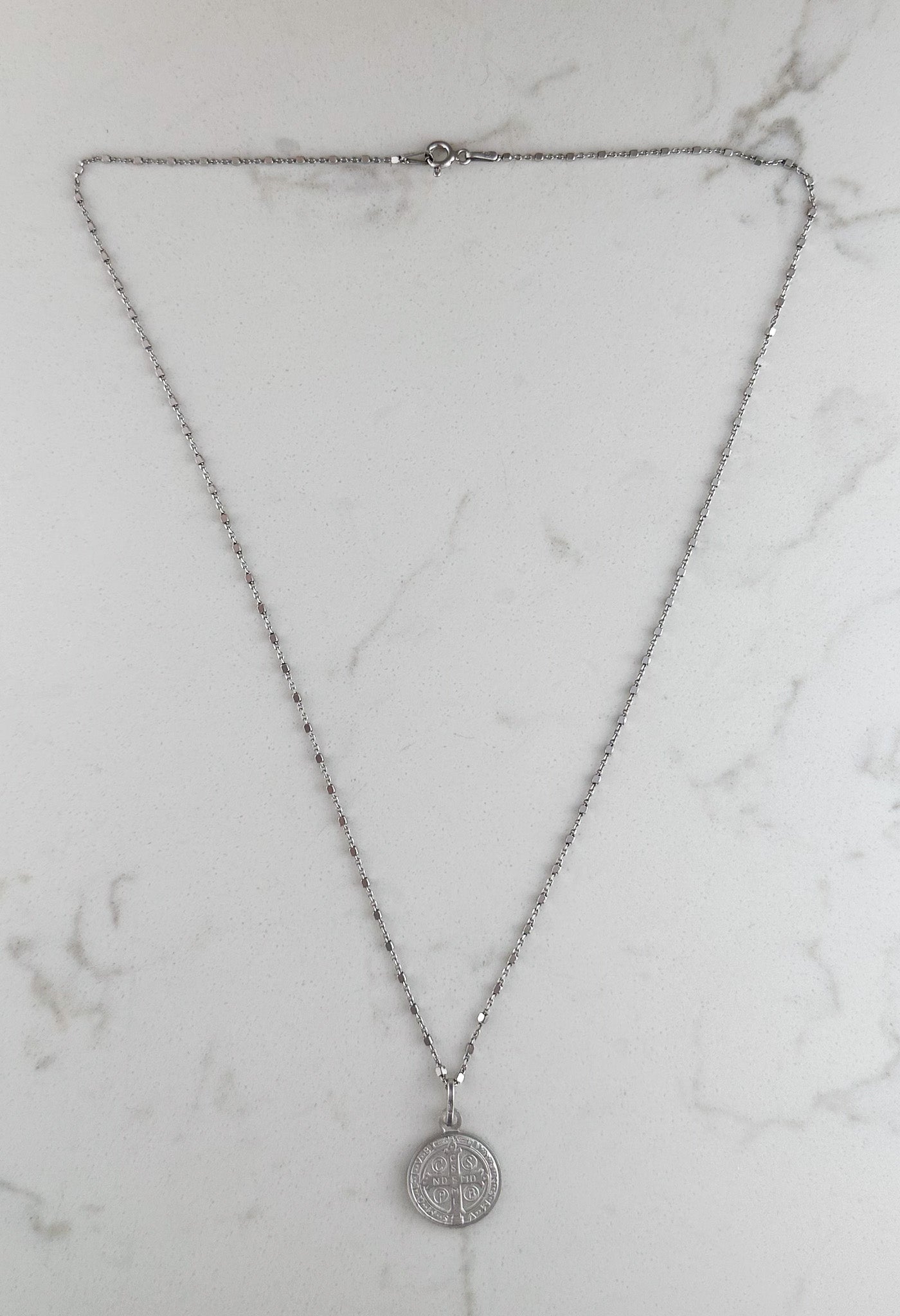 COLLAR MEDALLA SAN BENITO CADENA ALTERNADA PLATA RODIO .925