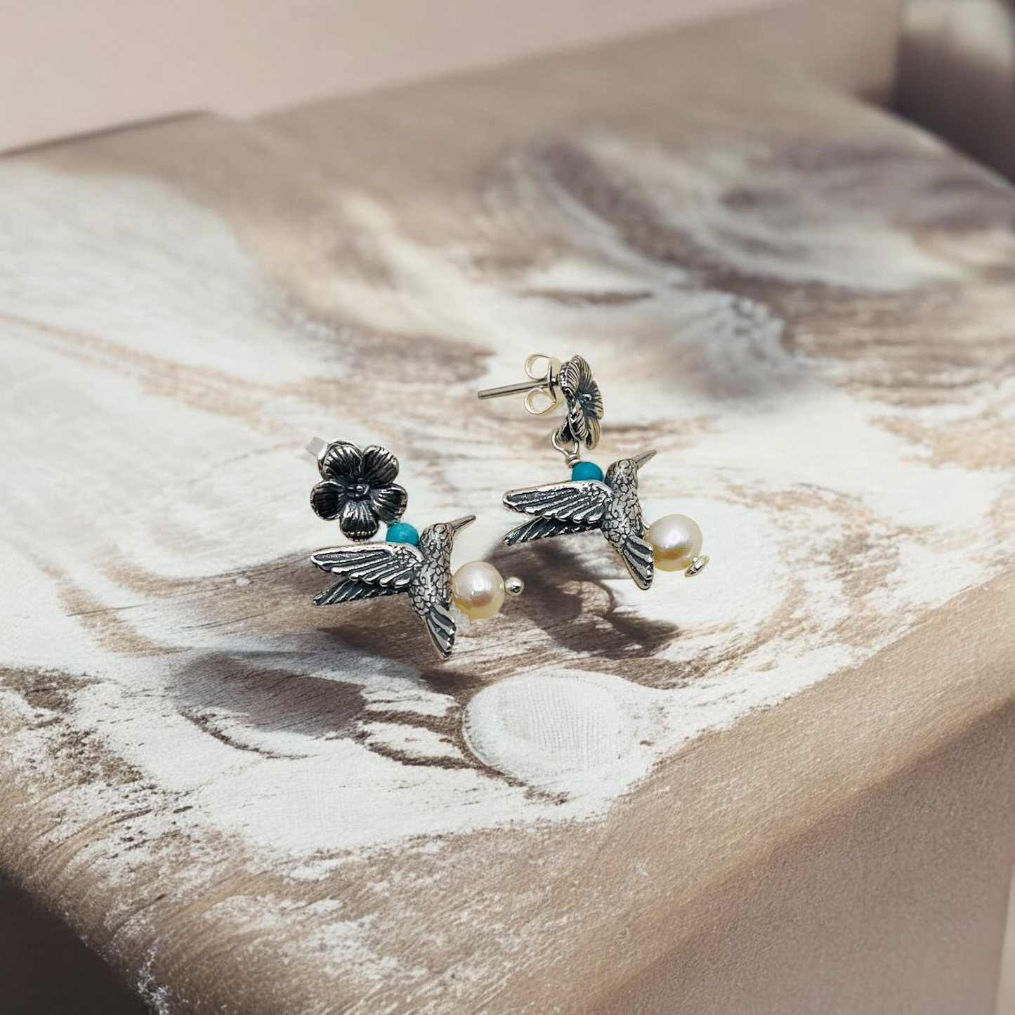 ARETE FLOR COLIBRI COLGANTE PERLA CON TURQUESA PLATA .925
