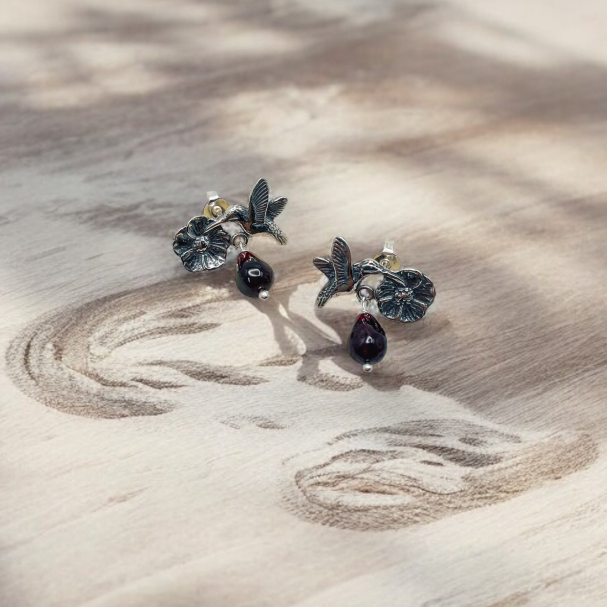 ARETE COLIBRI CON FLOR PIEDRA GRANATE COLGANTE PLATA .925