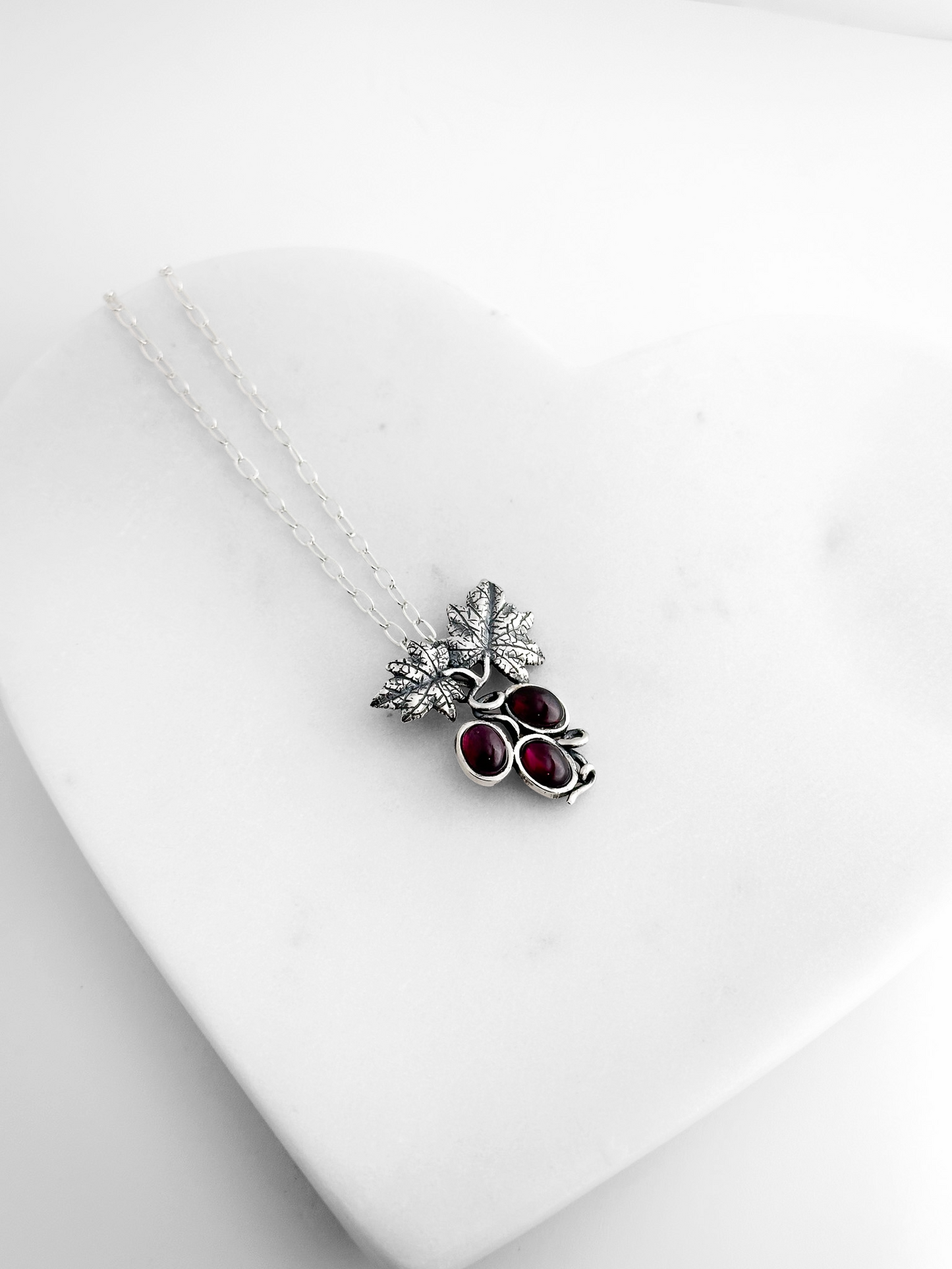 COLLAR RACIMO DE UVAS PIEDRA GRANATE PLATA .925
