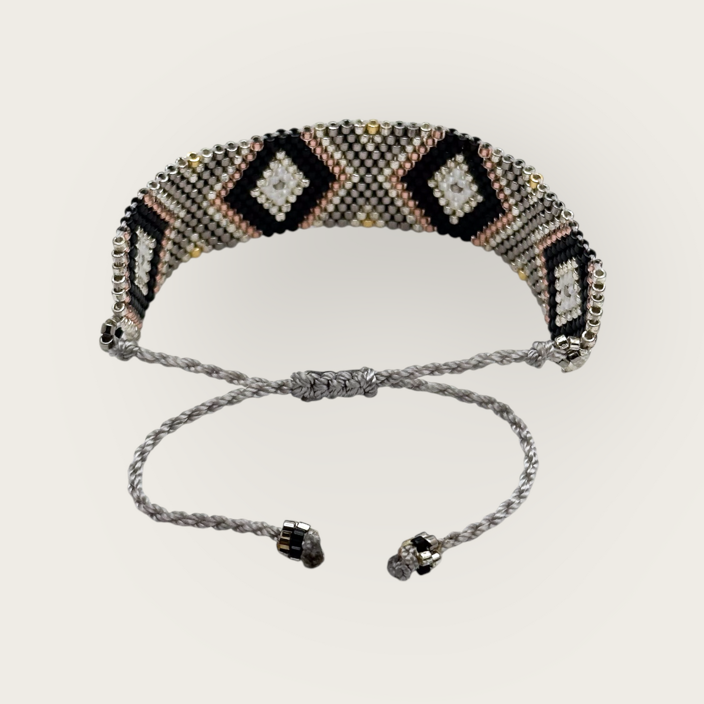 PULSERA CHAQUIRA ROMBO TEJIDO HUICHOL