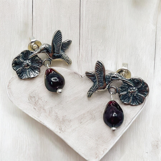 ARETE COLIBRI CON FLOR PIEDRA GRANATE COLGANTE PLATA .925