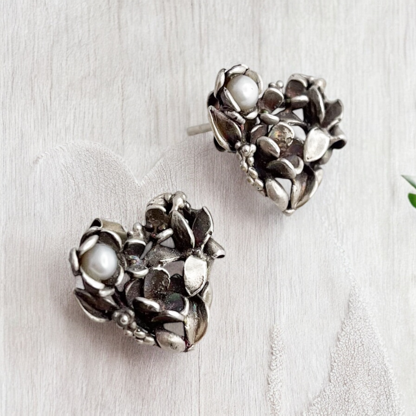 ARETE CORAZON FLORES PERLA PLATA .925
