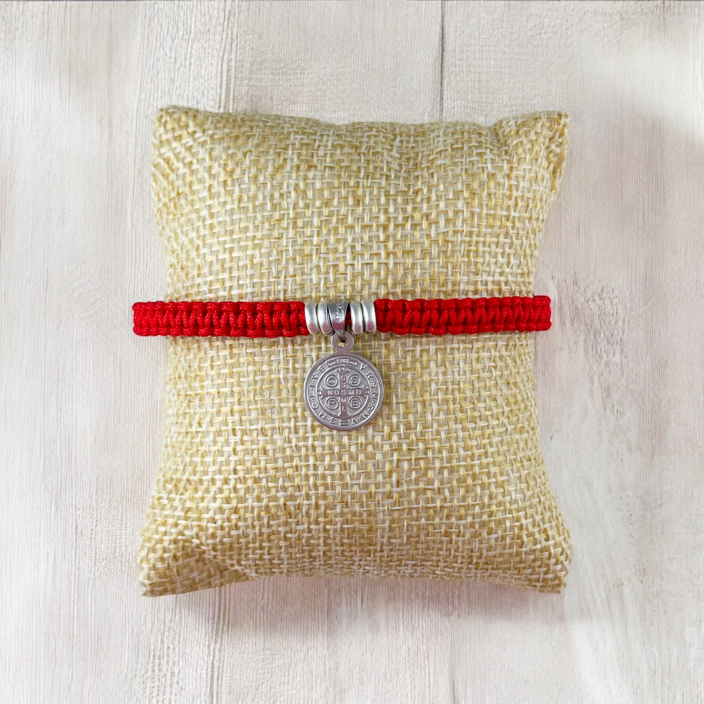 PULSERA MEDALLA SAN BENITO 2 PLATA .925 TEJIDA ROJA
