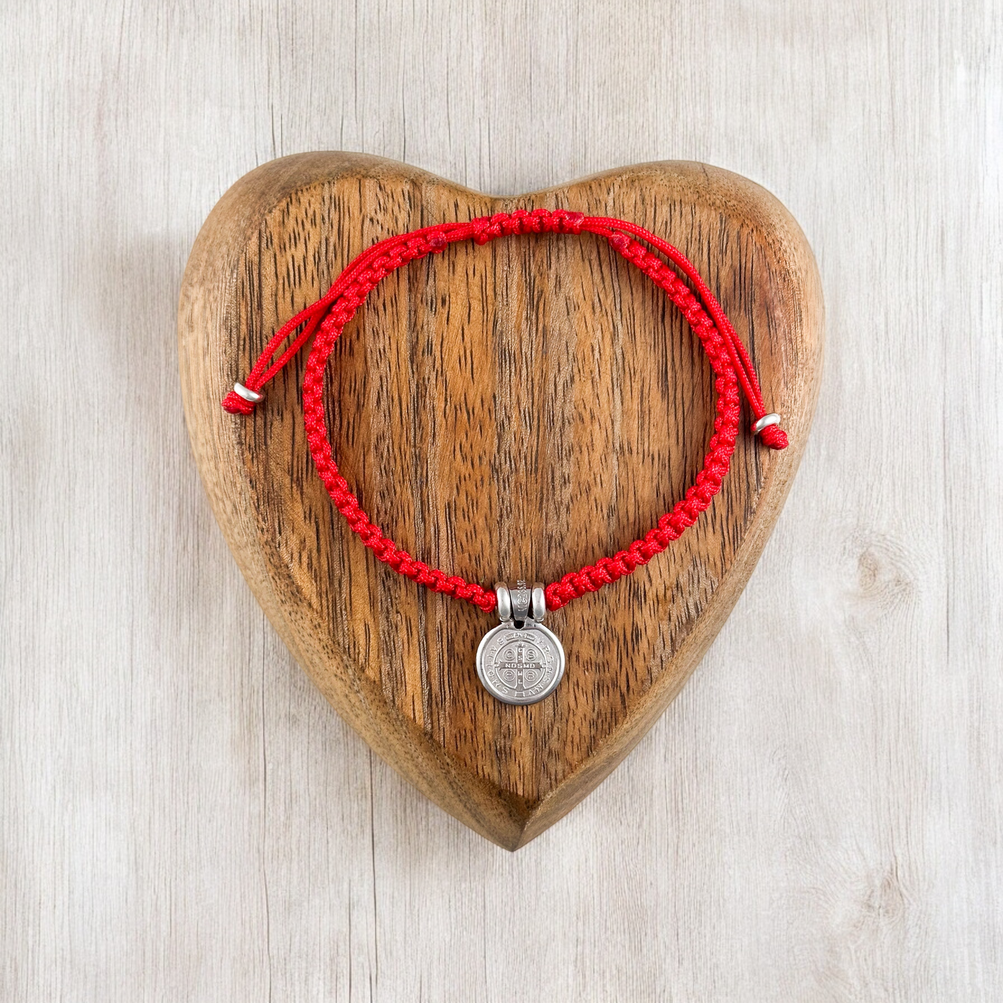 PULSERA MEDALLA SAN BENITO B 2  PLATA .925 TEJIDA ROJA