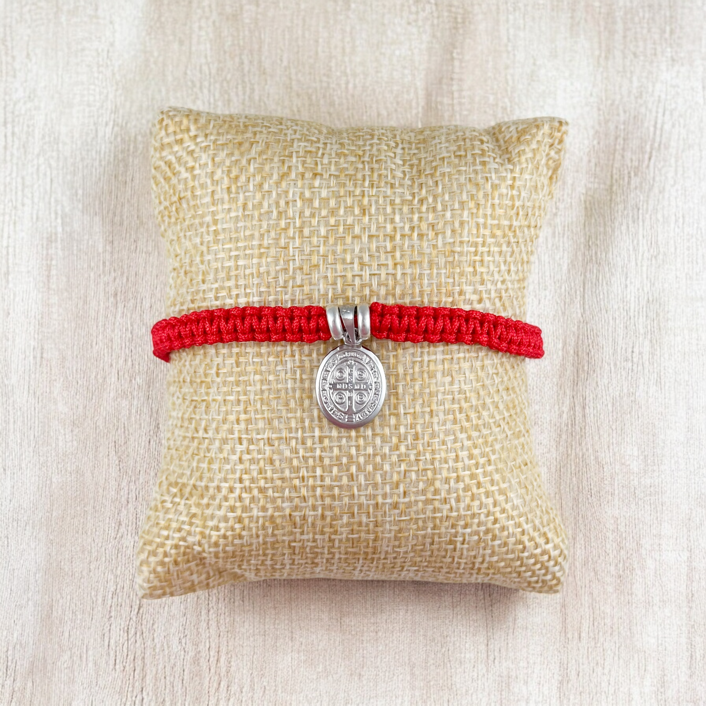 PULSERA MEDALLA OVAL SAN BENITO PLATA .925 TEJIDA ROJA