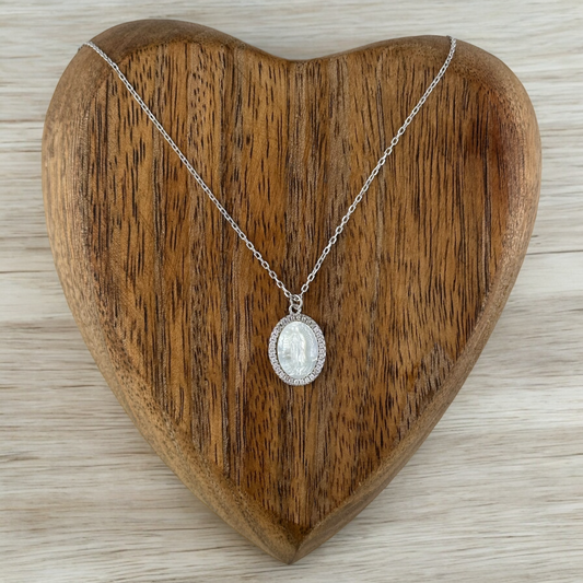 COLLAR MEDALLA OVAL VIRGEN DE GUADALUPE PERLA CIRCONIA PLATA RODIO .925