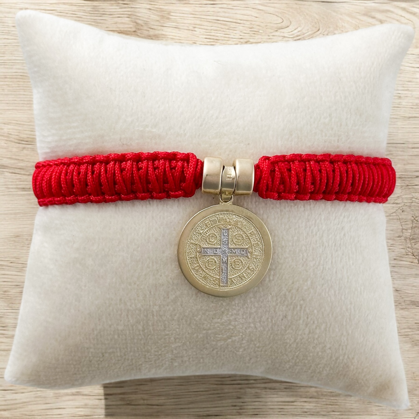 PULSERA MEDALLA SAN BENITO 3 ORO 10K TEJIDA ROJA