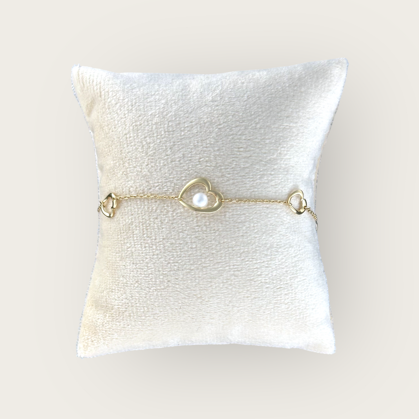 PULSERA CORAZONES PERLA ORO 10K